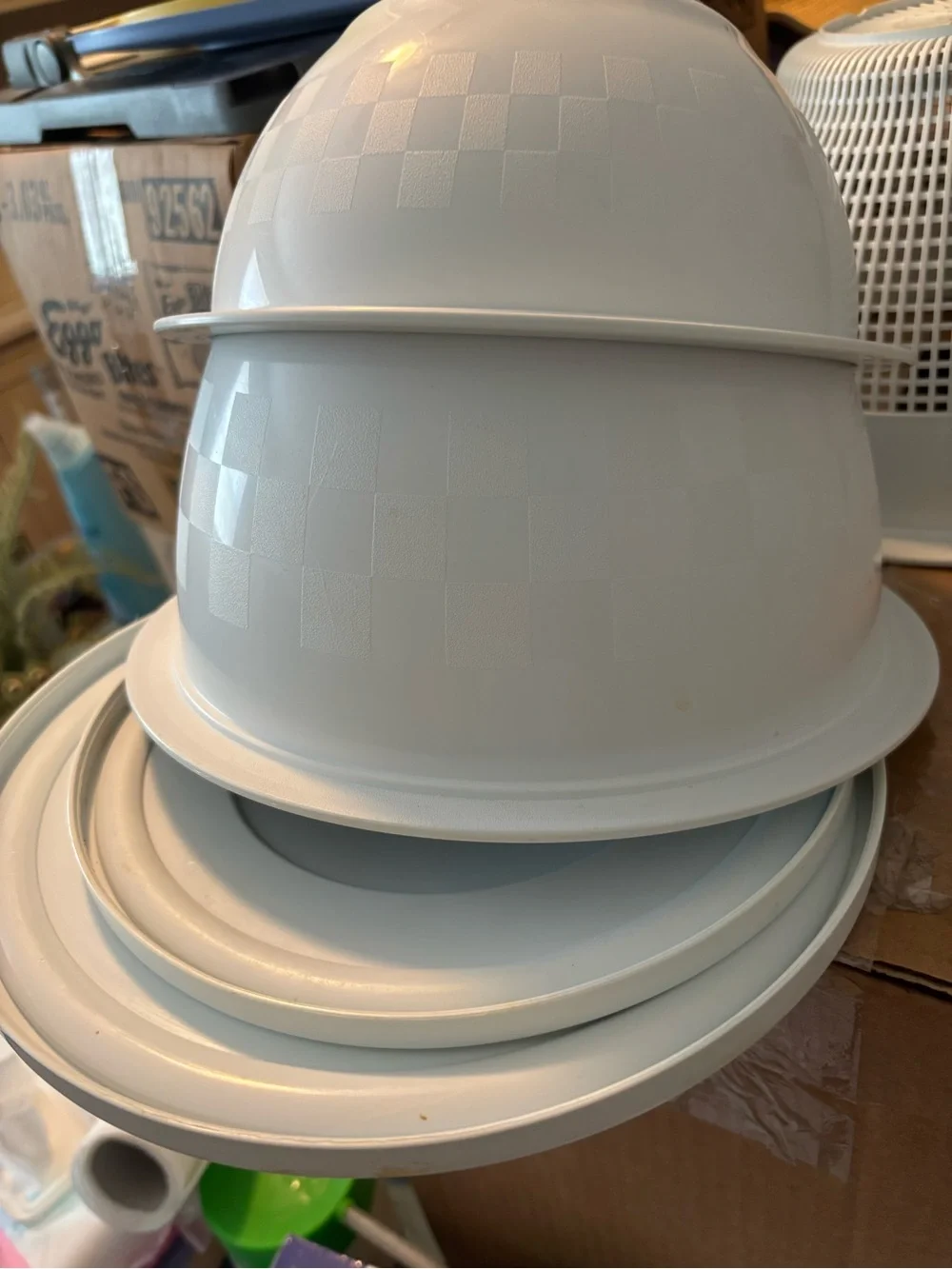 The Pampered Chef White Plastic Nesting Bowls/Colanders with Lid - Embossed Logo